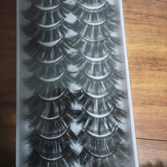 False eyelashes - Picture 2 of 3